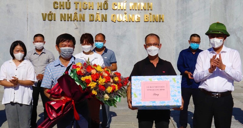 Chủ tịch tỉnh Quảng Bình Trần Thắng tặng hoa cho đoàn y, bác sĩ hỗ trợ chống dịch tại TP Hồ Chí Minh. Quảng Bình cử đoàn y tế hỗ trợ chống dịch tại TP Hồ Chí Minh -0