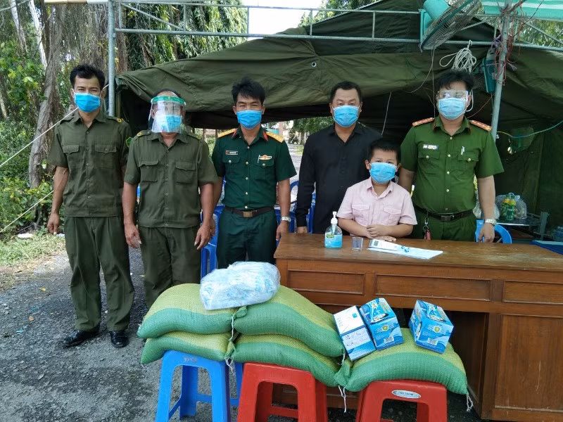 Cháu Phan Tấn Phát ủng hộ 10,6 triệu đồng từ tiền tiết kiệm gửi lực lượng phòng, chống dịch tại huyện Bình Đại.
