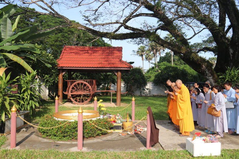 Do dịch Covid-19, nên các hoạt động nhân dịp 27/7 năm nay phải tạm hoãn. Trong ảnh: Đại diện Chùa Phật Tích ở Lào dâng hương tại Khu di tích Liên quân chiến đấu Lào - Việt, tỉnh Vientiane, Lào ngày 26/7/2020. Báo Lào: Từ Liên minh chiến đấu đến mối quan hệ đặc biệt Lào - Việt Nam -0