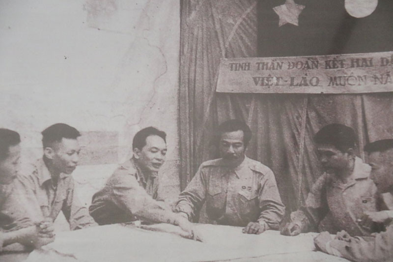 Đại tướng Võ Nguyên Giáp, Chủ tịch Suphanuvong và cán bộ quân đội Việt - Lào bàn kế hoạch mở chiến dịch Thượng Lào năm 1953. (Ảnh tư liệu Phòng trưng bày, Khu di tích Liên quân chiến đấu Lào - Việt, tỉnh Vientiane, Lào) Báo Lào: Từ Liên minh chiến đấu đến mối quan hệ đặc biệt Lào - Việt Nam -0