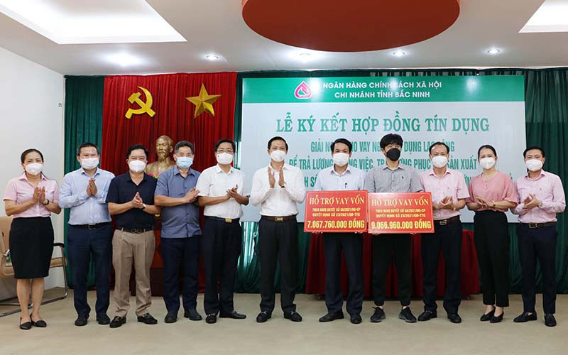 Giải ngân hỗ trợ doanh nghiệp vay vốn chính sách. Hỗ trợ lao động, giúp doanh nghiệp phục hồi sản xuất ở Bắc Giang -0