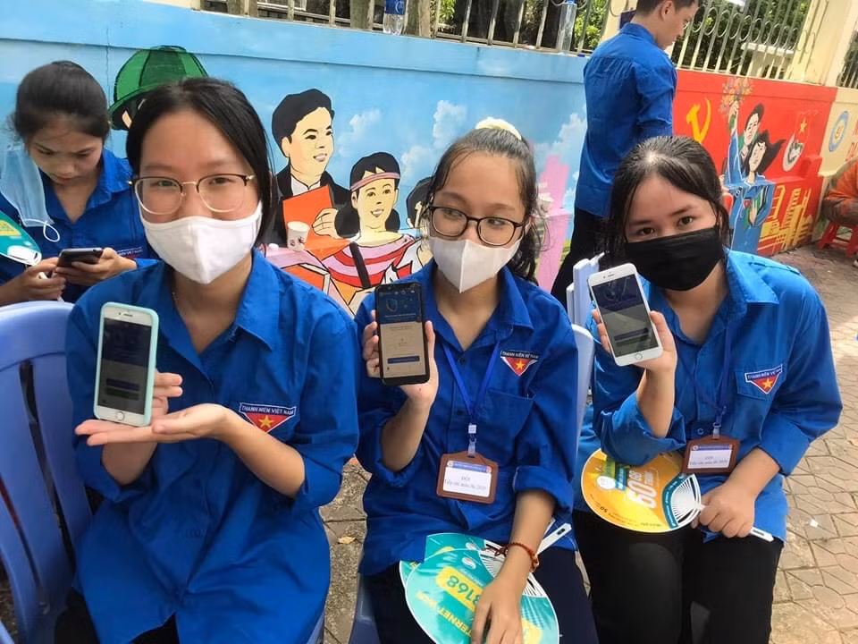 Thấm đẫm màu áo xanh tình nguyện trong chiến dịch vận động cài Bluezone -0