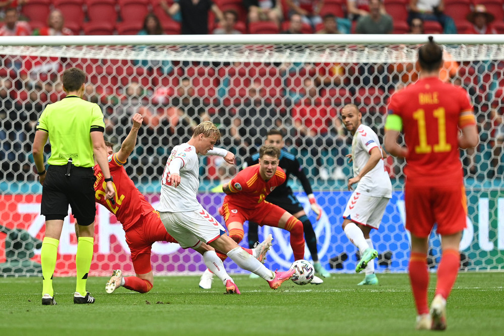 Đan Mạch viết tiếp câu chuyện cổ tích tại Euro 2020 với chiến thắng “hủy diệt” 4-0 trước Xứ Wales để thắng tiến vào tứ kết. Trong đó, bàn mở tỷ số của Kasper Dolberg ở phút 27 là bàn thắng đầu tiên của Đan Mạch ở vòng loại trực tiếp Euro kể từ trận chung kết năm 1992. (Ảnh: UEFA) Những khoảnh khắc ấn tượng tại vòng 1/8 Euro 2020 -0