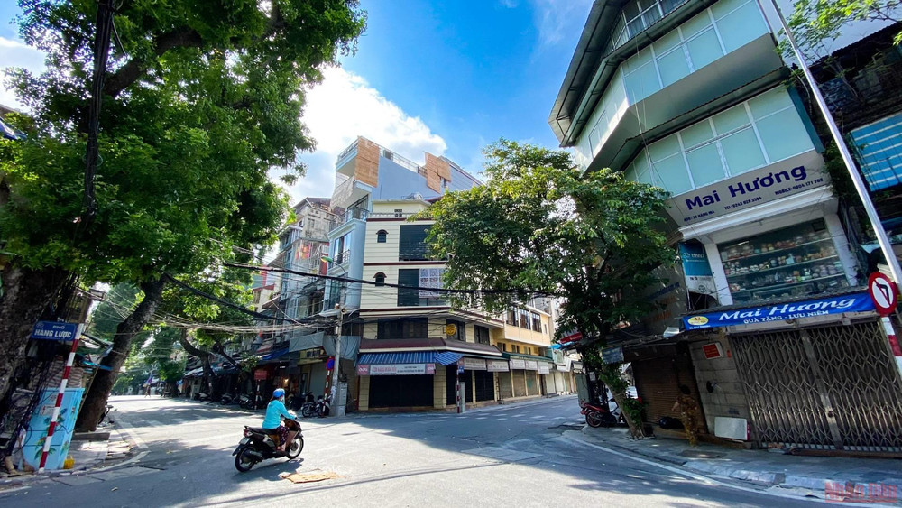 Những cửa hàng buôn bán phải đóng cửa để phòng dịch. 3hangma_ram_thang_7-1629612238671.jpeg