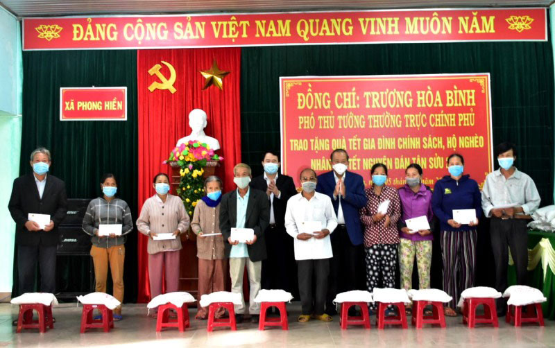 Phó Thủ tướng Thường trực Chính phủ Trương Hòa Bình cùng Thứ trưởng Công an Nguyễn Quốc Hùng tặng quà Tết cho bà con. Chúc Tết, tặng quà cho người nghèo ở các địa phương -0
