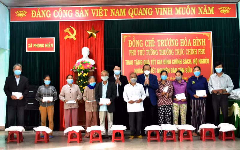 Chúc Tết, tặng quà cho người nghèo ở các địa phương -0