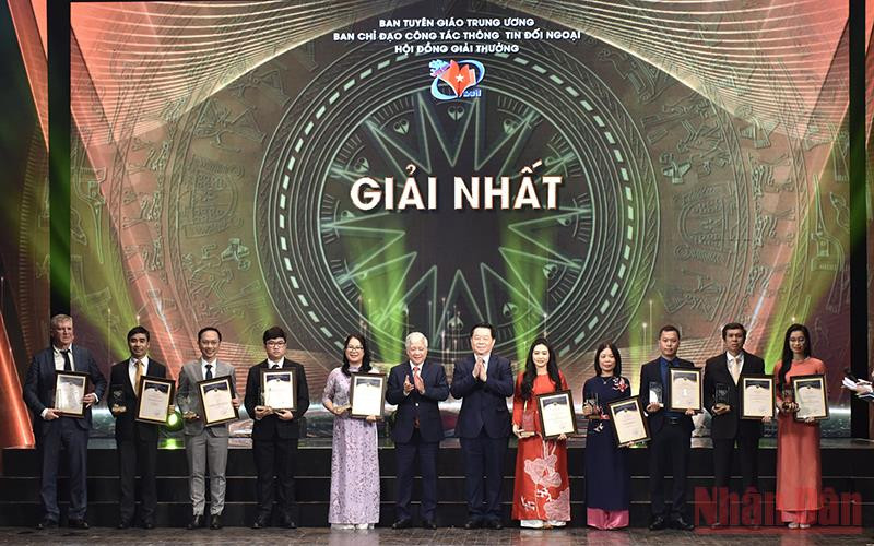 Đồng chí Nguyễn Trọng Nghĩa, Bí thư Trung ương Đảng, Trưởng Ban Tuyên giáo Trung ương và đồng chí Đỗ Văn Chiến, Bí thư Trung ương Đảng, Chủ tịch Ủy ban Trung ương Mặt trận Tổ quốc Việt Nam trao giải Nhất cho các tác giả, nhóm tác giả đoạt giải. (Ảnh: TRẦN HẢI) Lễ trao Giải thưởng toàn quốc về thông tin đối ngoại lần thứ VII -0