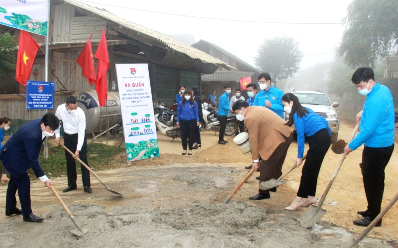 Các đại biểu và đoàn viên tham gia mở màn chiến dịch làm đường giao thông nông thôn. Ngày cao điểm xây dựng nông thôn mới tại Sơn La -0