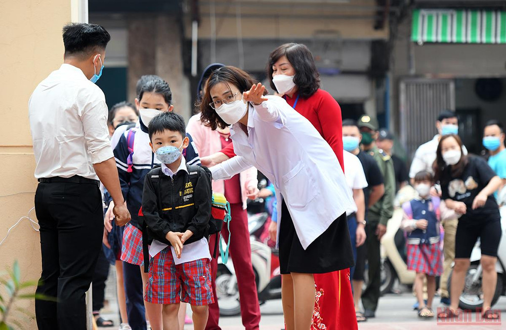 Các cô giáo hướng dẫn các con học sinh lớp 1 vào hàng đúng quy định. (Ảnh: THÀNH ĐẠT) “Ngày đầu tiên” đến trường của học sinh lớp 1 tại Hà Nội -0