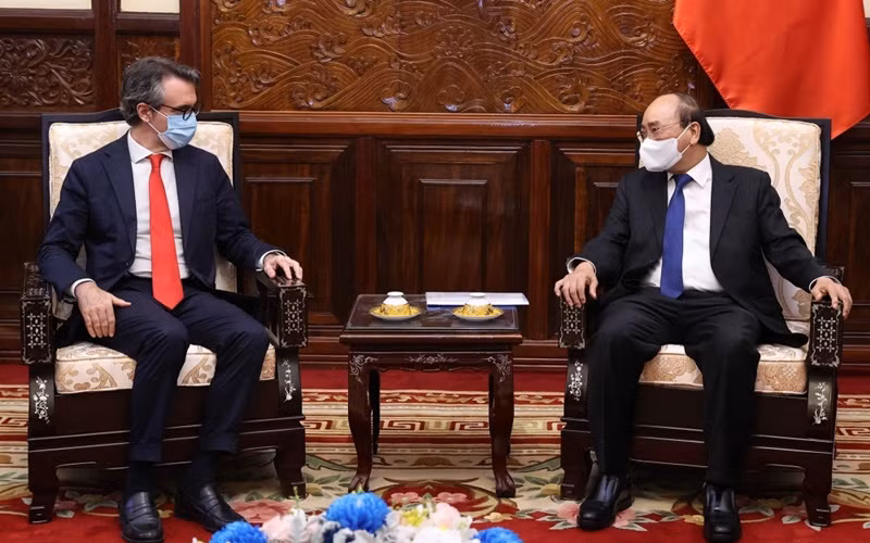 Chủ tịch nước Nguyễn Xuân Phúc tiếp Đại sứ, Trưởng phái đoàn EU tại Việt Nam Giorgio Aliberti. (Ảnh: TTXVN)