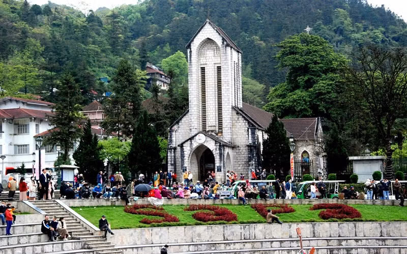 Rất đông du khách đến khu du lịch Quốc gia Sapa (Lào Cai) trong kỳ nghỉ lễ.