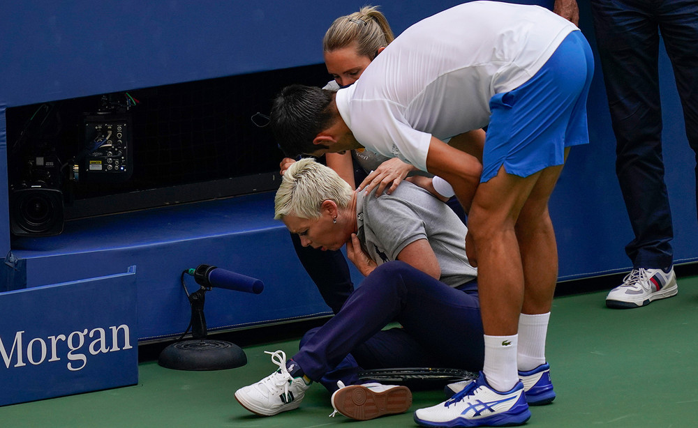 Djokovic đánh bóng trúng cổ họng một trọng tài. (Ảnh: USTA)