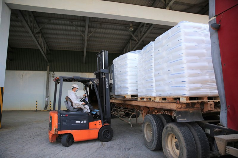 Bốc xếp hạt nhựa T3045 lên xe container. BSR sản xuất và xuất bán sản phẩm hạt nhựa mới T3045 -0