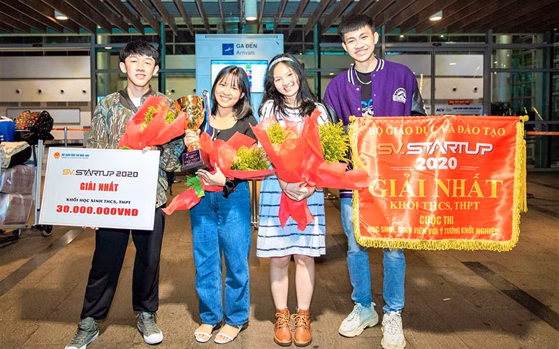 Nhóm học sinh xây dựng dự án “Sản xuất và kinh doanh ống hút từ hạt bơ” tại cuộc thi SV-Startup 2020.
