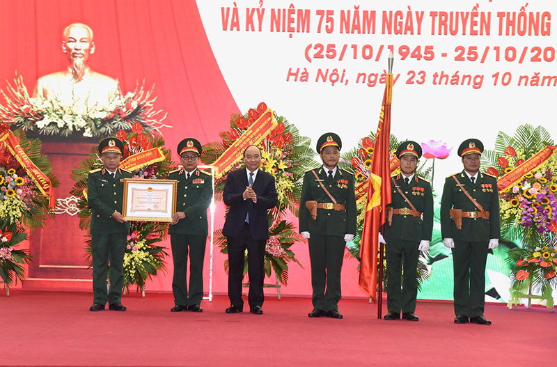 Ảnh: TRẦN HẢI Nhân dịp này, thay mặt Lãnh đạo Đảng, Nhà nước, Thủ tướng Nguyễn Xuân Phúc trao Huân chương Bảo vệ Tổ quốc hạng Nhất tặng Tình báo Quốc phòng Việt Nam vì những thành tích đặc biệt xuất sắc đóng góp vào sự nghiệp xây dựng, bảo vệ Tổ quốc. Tình báo Quốc phòng xứng đáng là lực lượng trọng yếu, đặc biệt tin cậy của Đảng, Nhà nước, Quân đội và nhân dân -0