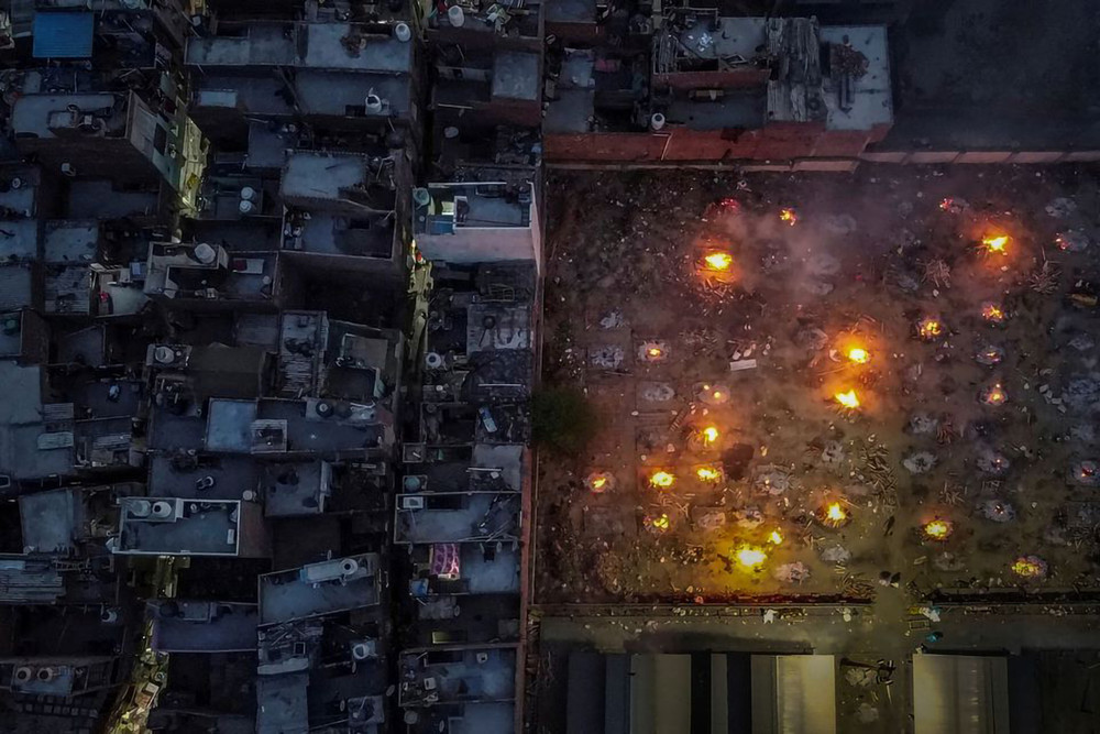 Nạn nhân của Covid-19 được hỏa táng trong khuôn viên nằm gần khu dân cư tại New Delhi, ngày 22/4/2021. (Ảnh: REUTERS/Danish Siddiqui) Loạt ảnh về làn sóng Covid-19 tại Ấn Độ của Reuters giành giải Pulitzer -0