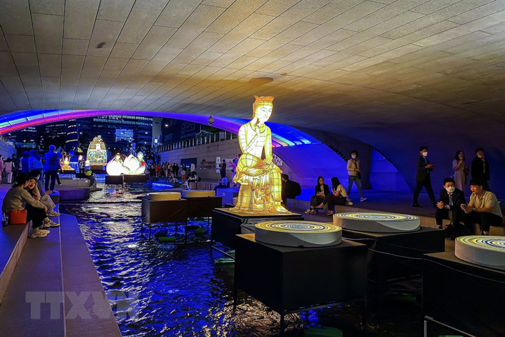 Đèn lồng mô phỏng tượng Đức Phật tại Triển lãm Đèn lồng ở suối Cheonggye, Seoul. Triển lãm đèn lồng truyền thống Seoul mừng Đại lễ Phật đản -0