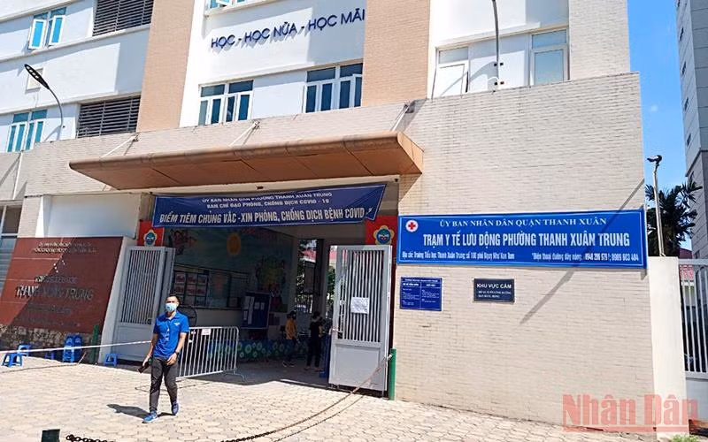 Trạm y tế lưu động tại trường Tiểu học Thanh Xuân Trung, quận Thanh Xuân, Hà Nội.