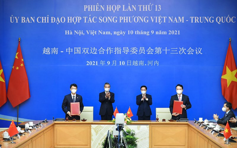 Phó Thủ tướng Thường trực Phạm Bình Minh và Ủy viên Quốc vụ, Bộ trưởng Ngoại giao Trung Quốc Vương Nghị chứng kiến lễ ký kết các văn kiện hợp tác. (Ảnh: Thế giới và Việt Nam) Trung Quốc viện trợ thêm 3 triệu liều vaccine cho Việt Nam trong năm nay -0