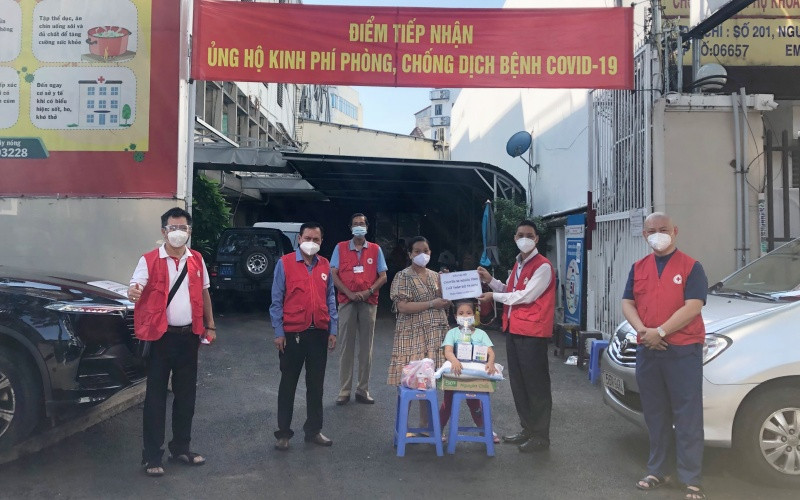 Hội Chữ thập đỏ TP Hồ Chí Minh tặng quà hai mẹ con khi xuất phát. Nguyễn Duy Linh (phải) và tác giả (trái). Chuyến về quê cuối cùng của gia đình “4 trong 1” -0