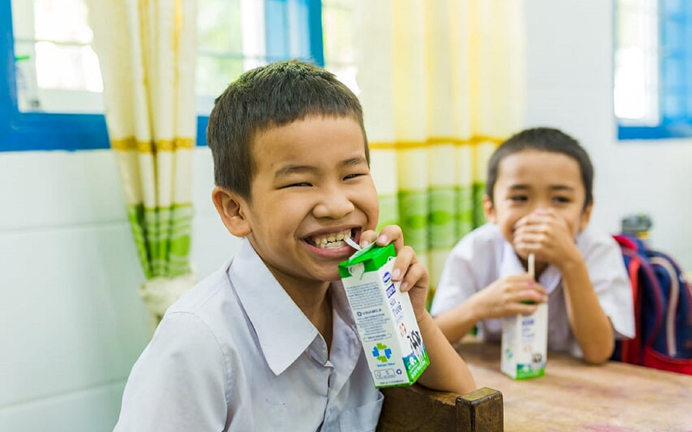 Tại Quảng Nam, Sữa học đường được triển khai cho 6 huyện miền núi. Còn tại Quảng Ngãi, hơn 58.000 học sinh mầm non và tiểu học tại các huyện miền núi Sơn Tây, Sơn Hà, Tây Trà, Trà Bồng, Ba Tơ, Minh Long cũng được uống sữa khi đến lớp. Nguồn kinh phí do ngân sách tỉnh và Vinamilk là doanh nghiệp cung cấp sữa hỗ trợ. Phụ huynh không cần đóng góp thêm. Nhân rộng niềm vui mang tên Sữa học đường -0