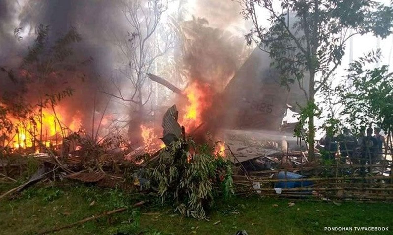 Theo báo cáo ban đầu của quân đội Philippines, máy bay C-130 của Không quân Philippines chở nhiều binh sĩ đã gặp nạn tại tỉnh Sulu, ngày 4/7. (Ảnh: CNN) Hiện trường vụ rơi máy bay quân sự tại Philippines -0