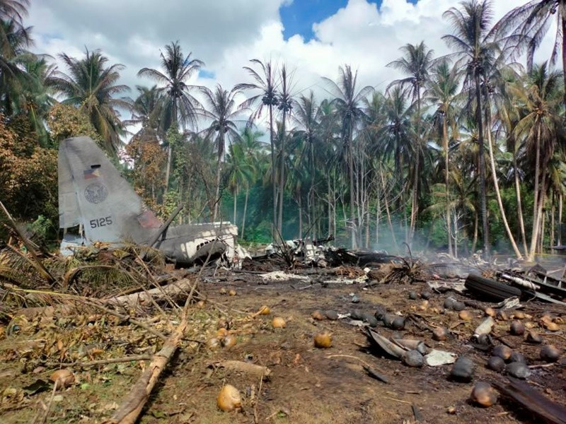 Mảnh vỡ của chiếc C-130 mang số đăng ký 5125. (Ảnh: Reuters) Hiện trường vụ rơi máy bay quân sự tại Philippines -0