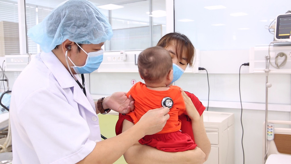 Trẻ đã được xuất viện sau một tháng chiến đấu với bệnh tật. Kỳ tích cứu sống bé chín tháng tuổi đã ba lần ngừng tim -0