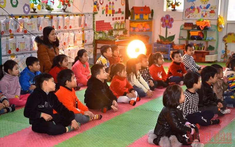 Phòng, chống rét cho học sinh mầm non ở thị xã Sa Pa, khi nhiệt độ xuống thấp, thời tiết rét hại.