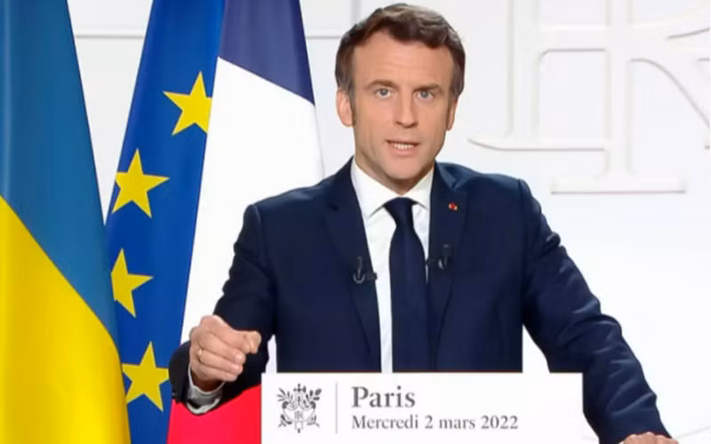 Tổng thống Pháp Emmanuel Macron phát biểu trên truyền hình tối 2/4.