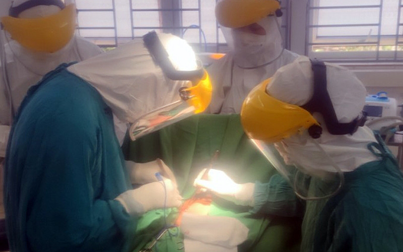 Các bác sĩ Bệnh viện Đa khoa tỉnh Sơn La phẫu thuật cho bệnh nhân 4 tuổi viêm ruột thừa cấp.