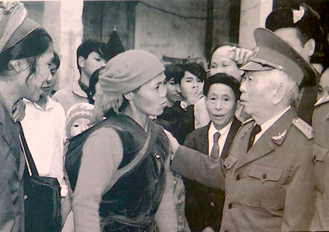 Đại tướng Võ Nguyên Giáp trò chuyện với bà con đồng bào các dân tộc tại Cao Bằng, năm 1994. (Ảnh tư liệu/qdnd.vn) Võ Nguyên Giáp - cây đại thụ rợp bóng nhân văn -0