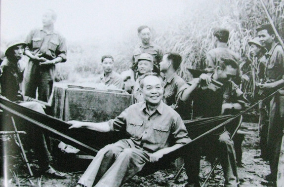 Đại tướng Võ Nguyên Giáp trong một lần đến thăm Bộ đội Trường Sơn. (Ảnh tư liệu/qdnd.vn) Võ Nguyên Giáp - cây đại thụ rợp bóng nhân văn -0