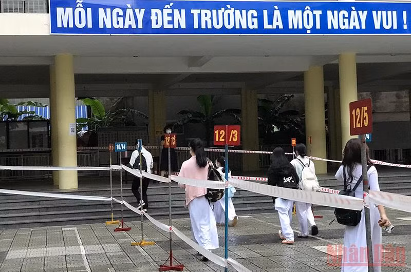 Học sinh lớp 12 Trường THPT Trần Phú đến trường sáng 22/11.