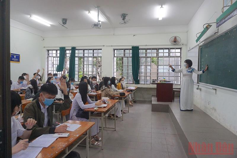 Trường THPT Phan Châu Trinh bố trí phòng học được bố trí giãn cách. Học sinh khối 12 tại Đà Nẵng ngày trở lại trường -0