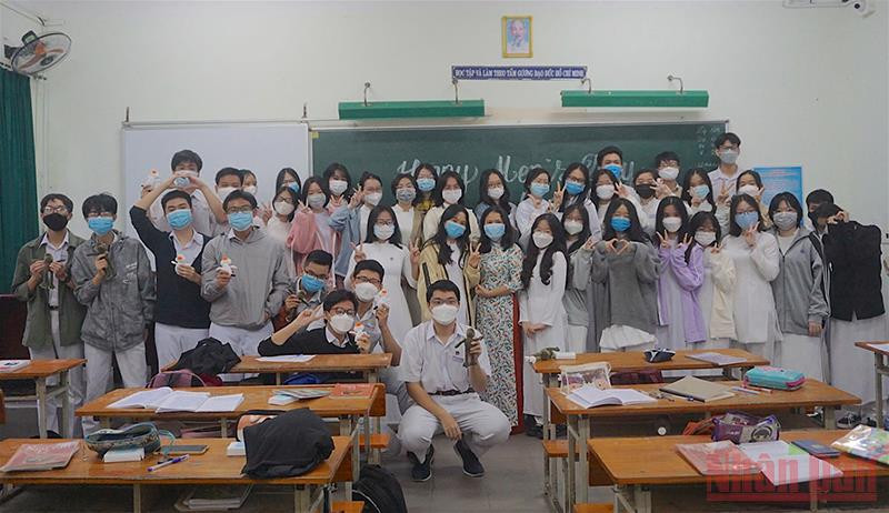 Bức ảnh kỷ niệm với giáo viên chủ nhiệm của học sinh lớp 12 Trường THPT Phan Châu Trinh. Học sinh khối 12 tại Đà Nẵng ngày trở lại trường -0