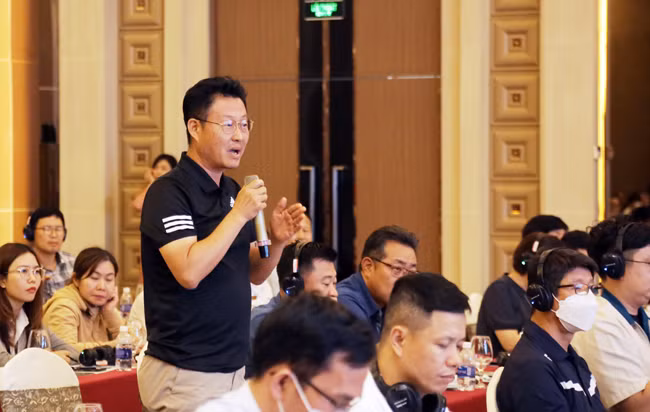Đại diện doanh nghiệp Hàn Quốc trao đổi thông tin tại buổi đối thoại. Ảnh: PHẠM CHÍNH