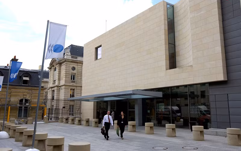 Quang cảnh bên ngoài trụ sở của OECD tại Paris. (Ảnh: Reuters)