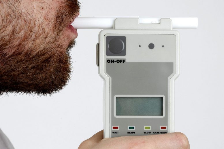 Mẫu thiết bị xét nghiệm Covid-19 qua hơi thở tương tự như máy đo nồng độ cồn.