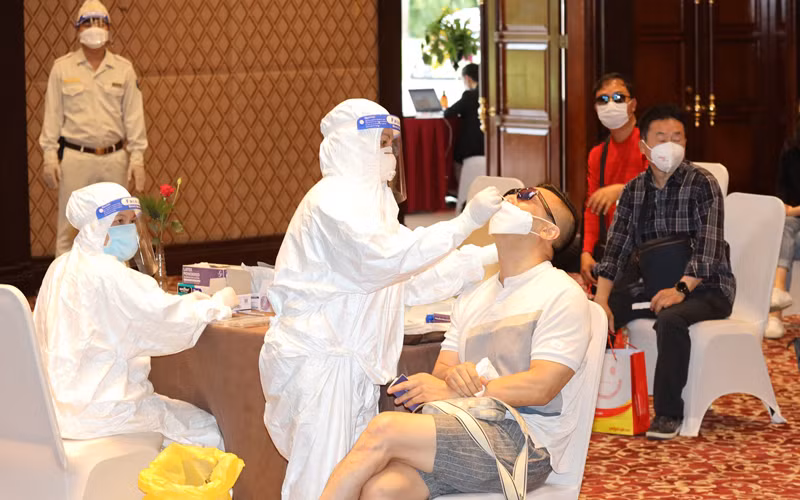 Lấy mẫu xét nghiệm Covid-19 cho các du khách quốc tế đầu tiên tới Phú Quốc (Ảnh: Tổng cục Du lịch) 