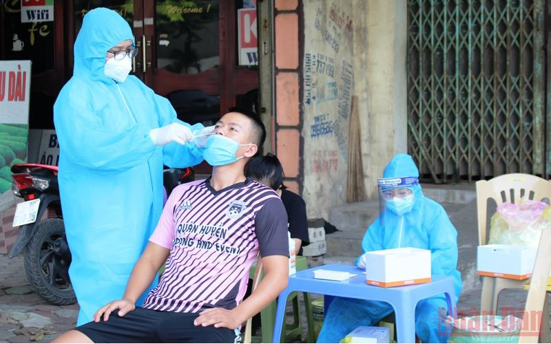 Nhân viên y tế Thanh Hóa lấy mẫu giám sát Covid-19 trong cộng đồng.