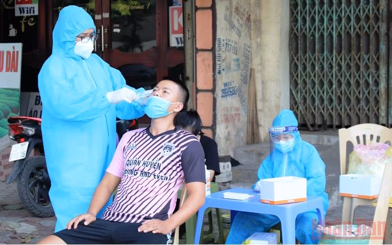 Nhân viên y tế Thanh Hóa lấy mẫu giám sát Covid-19 trong cộng đồng.