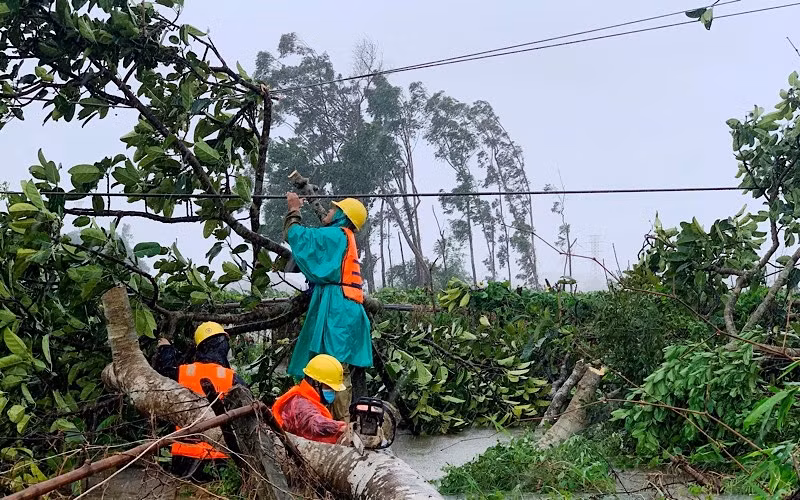 Điện lực các địa phương ở miền trung- Tây Nguyên huy động lực lượng khắc phục sự cố do mưa bão, sớm cấp điện trở lại