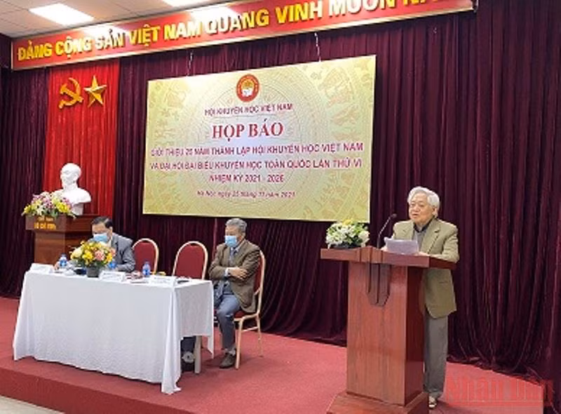 Phó Chủ tịch, Tổng Thư ký Hội khuyến học Việt Nam, GS, TS Phạm Tất Dong phát biểu tại buổi họp báo.