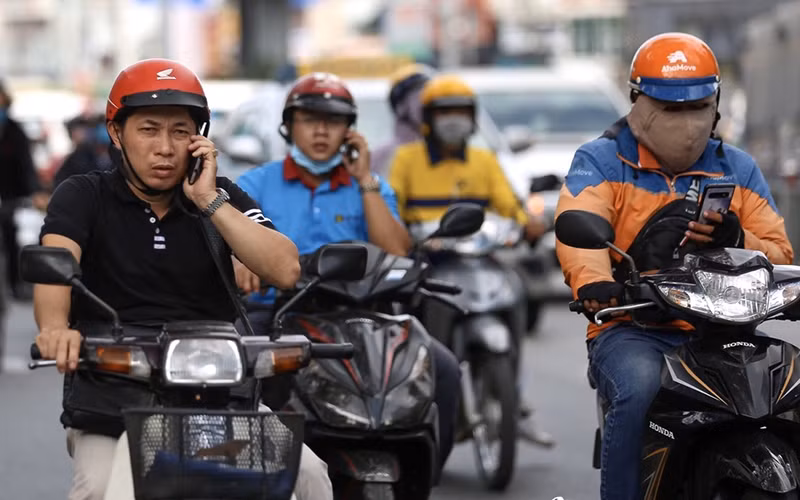 Vừa điều khiển phương tiện tham gia giao thông vừa sử dụng điện thoại, là hành vi có thể bị phạt lên đến 3 triệu đồng theo Nghị định 100/2019. Ảnh minh họa: Zing.vn 