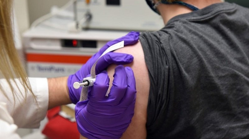Một tình nguyện viên tham gia thử nghiệm lâm sàng vaccine SARS-CoV-2. Ảnh: AP.