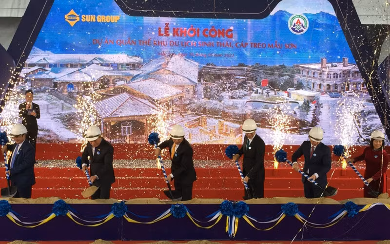 Lãnh đạo Ủy ban nhân dân tỉnh cùng các đại biểu làm lễ khởi công dự án cáp treo Mẫu Sơn.