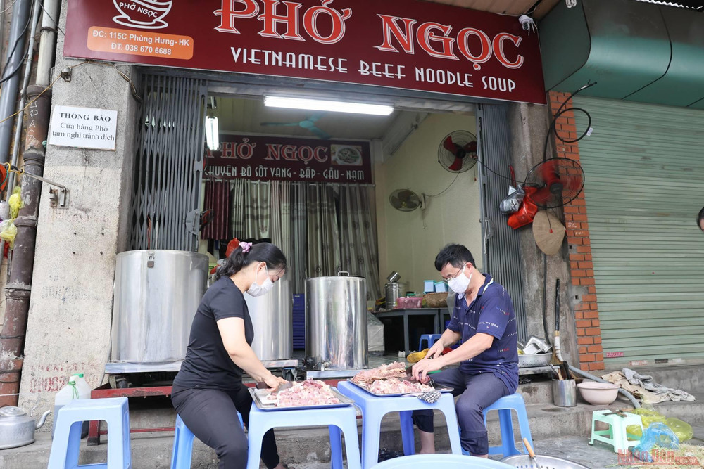 Các cửa hàng phở trên địa bàn Hà Nội tất bật từ sáng sớm chuẩn bị thực phẩm tươi ngon để chào đón thực khách. 9_hang_quan_Ha_Noi_mo_cua-1624331439010.jpeg