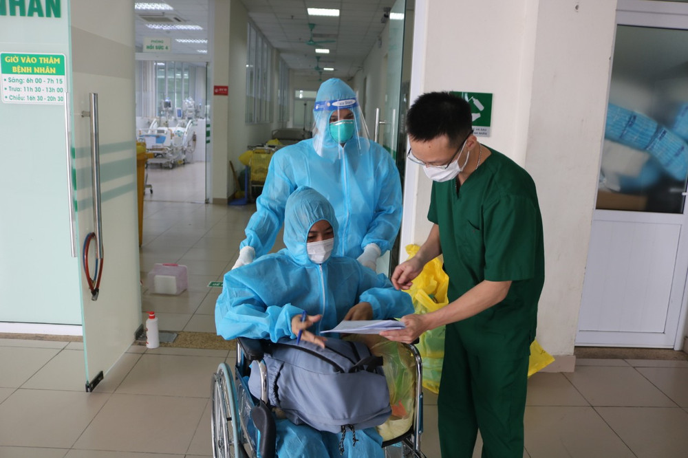 Bệnh nhân được các y, bác sĩ dặn dò trước khi về tiếp tục cách ly tại gia đình. Sau sáu lần lọc máu, bệnh nhân Covid-19 hồi sinh đầy kỳ tích -0