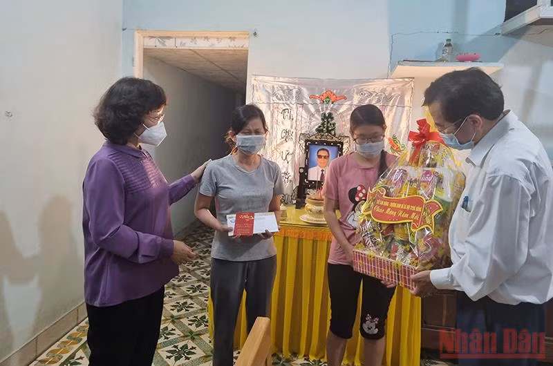 Lãnh đạo TP Đà Nẵng thăm, động viên các cháu có cha, mẹ tử vong vì Covid-19. 